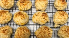 Солени маслени бисквити с колбас и грюер 