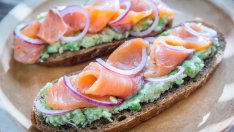 Кростини с песто и пушена сьомга