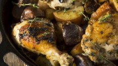 Пилешки бутчета с картофи и маслини