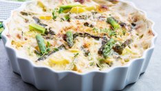 Касерола с шунка, аспержи и козе сирене