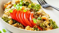 Веган купа с киноа и нахут