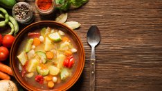 Пролетна зеленчукова супа