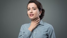 Как да премахнете заседналата рибена кост от гърлото