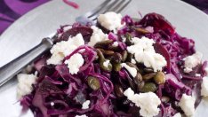 Салата с червено зеле и синьо сирене