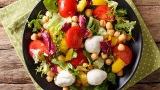 Протеинова салата с нахут и моцарела за трениращи