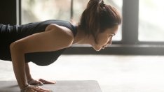 Къде трябва да са лактите при лицеви опори, за да няма травми?