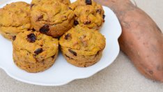 Мъфини със сладки картофи и стафиди