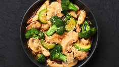 Пиле с броколи по азиатски