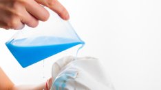 Грешки при прането на петна, които съсипват дрехите 