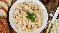 Фетучини карбонара с много лук