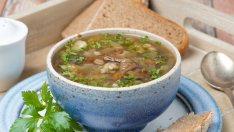 Яхния грах с гъби и моркови