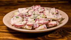 Салата с репички и кисело мляко