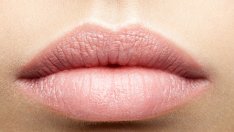 Основни грешки, причиняващи напукани устни