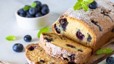 Сочен кекс със сини боровинки