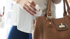 Дамска чанта: Какво трябва да бъде там?