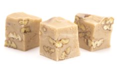 Фъдж с бял шоколад, кленов сироп и орехи