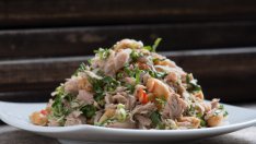 Салата с риба тон и хумус