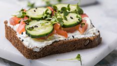 Сандвич с крема сирене и пушена сьомга