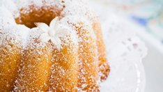 Празничен сладкиш със сладко от вишни