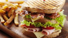 Домашен клуб сандвич с бекон и пуешко 