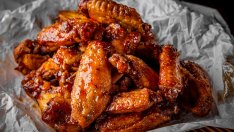 Пикантни глазирани пилешки крилца