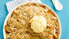 Крамбъл с праскови и овесени ядки 