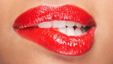 Как естествено да увеличите обема на устните си