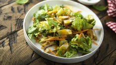 Азиатска салата с пиле, манго и авокадо