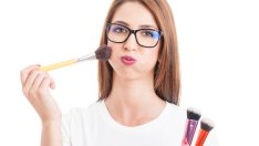 Грешки в грима, които да избягвате, ако носите очила 