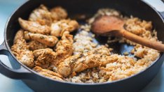 Пилешки крилца с ориз и кориандър