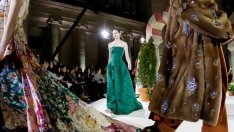 Палта с камъни и ефирни материи от Oscar de la Renta