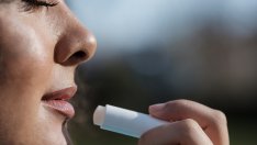 Домашен балсам за устни с масло от ший