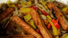 Касерола с наденица и чушки на фурна 