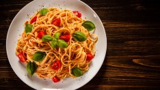 Спагети с чери домати и босилек на тиган 