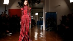 Ефирни материи и рокли с високи яки за есен/зима 2017-2018 (галерия)