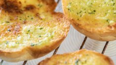 Домашните чеснови хлебчета на баба