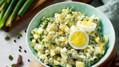 Яйчена салата с грах и шунка