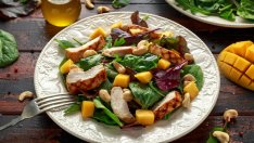 Салата с пиле, спанак, манго и кашу