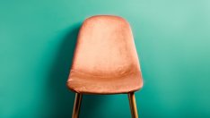 Как да носите цвета на 2024-а „прасковен мъх“?