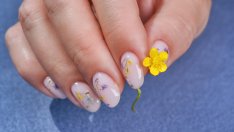 Нюд маникюри с цветя