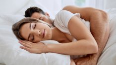 5 причини да спите настрани 