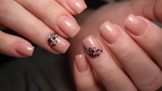 Нюд маникюри с интересни акценти (галерия)
