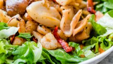 Азиатска салата със скариди и авокадо 