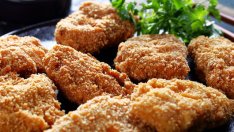 Хрупкаво свинско с чесън, сусам и джинджифил 