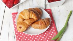 Козуначени кифлички с мармалад и орехи 