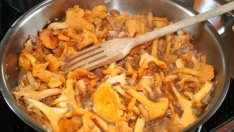 Яхния от картофи  и гъби