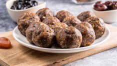 Енергийни бонбони с фурми и орехи