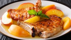 Свински котлети на скара с нектарини