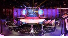 100 кг перуки и 50 чифта лещи преобразяват български звезди в световни