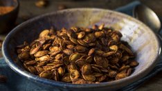 Карамелизирани пикантни тиквени семки 